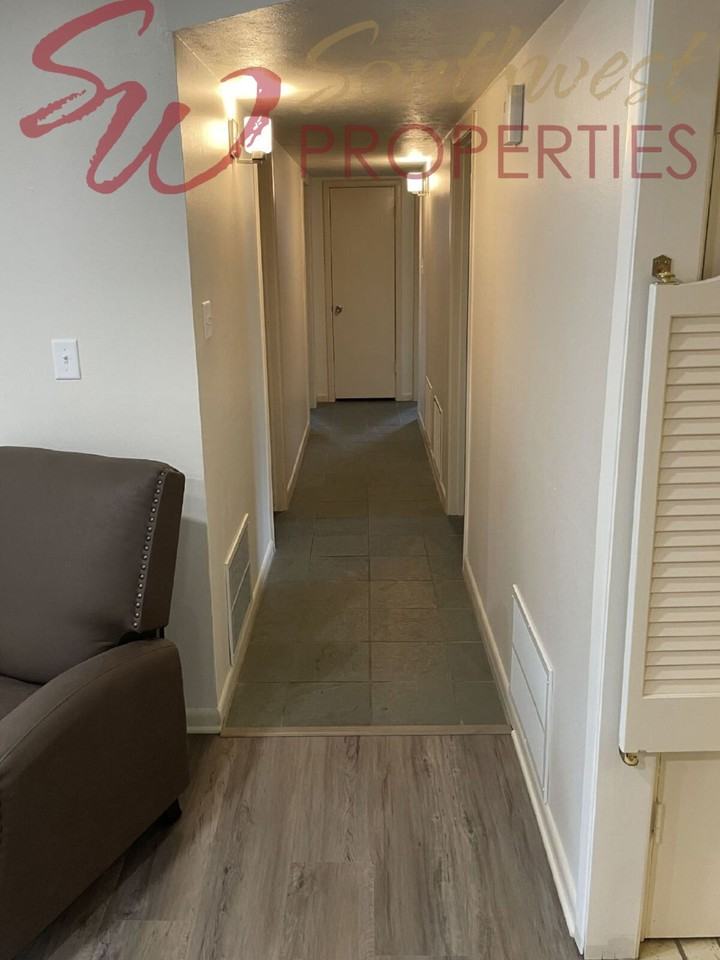 1930 Crestridge St - Photo 4 of 29