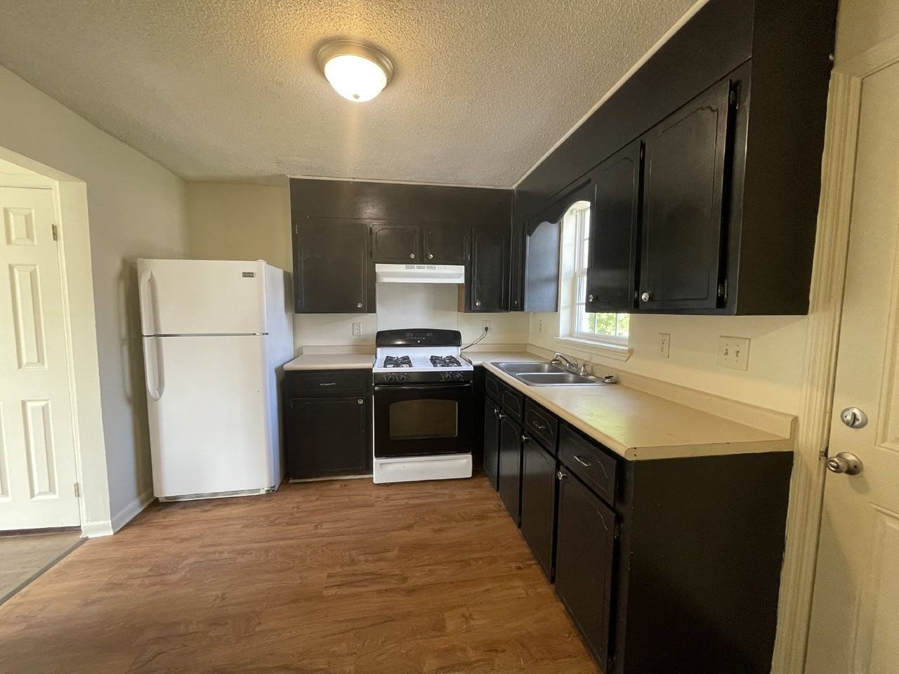 303A Pleasant St - Photo 3 of 7