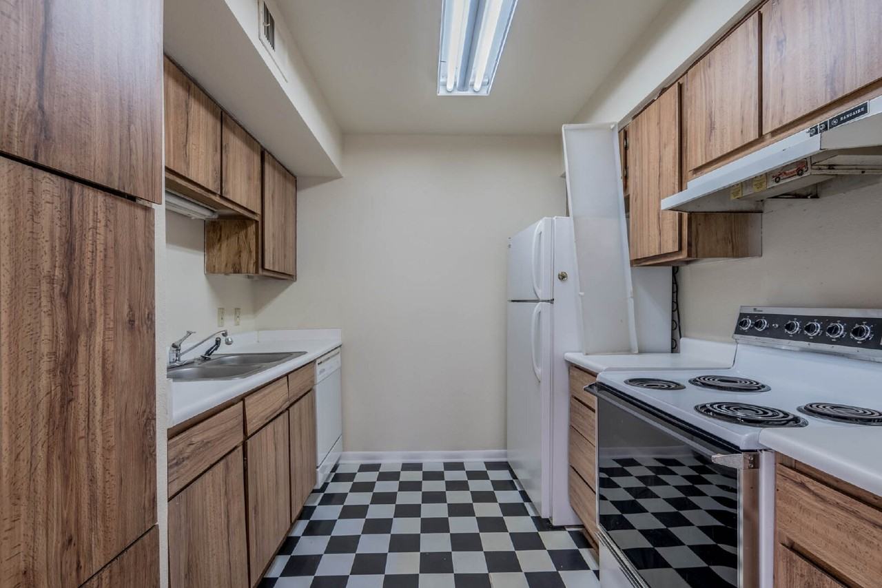 16111 Aspenglen Dr - Photo 5 of 17