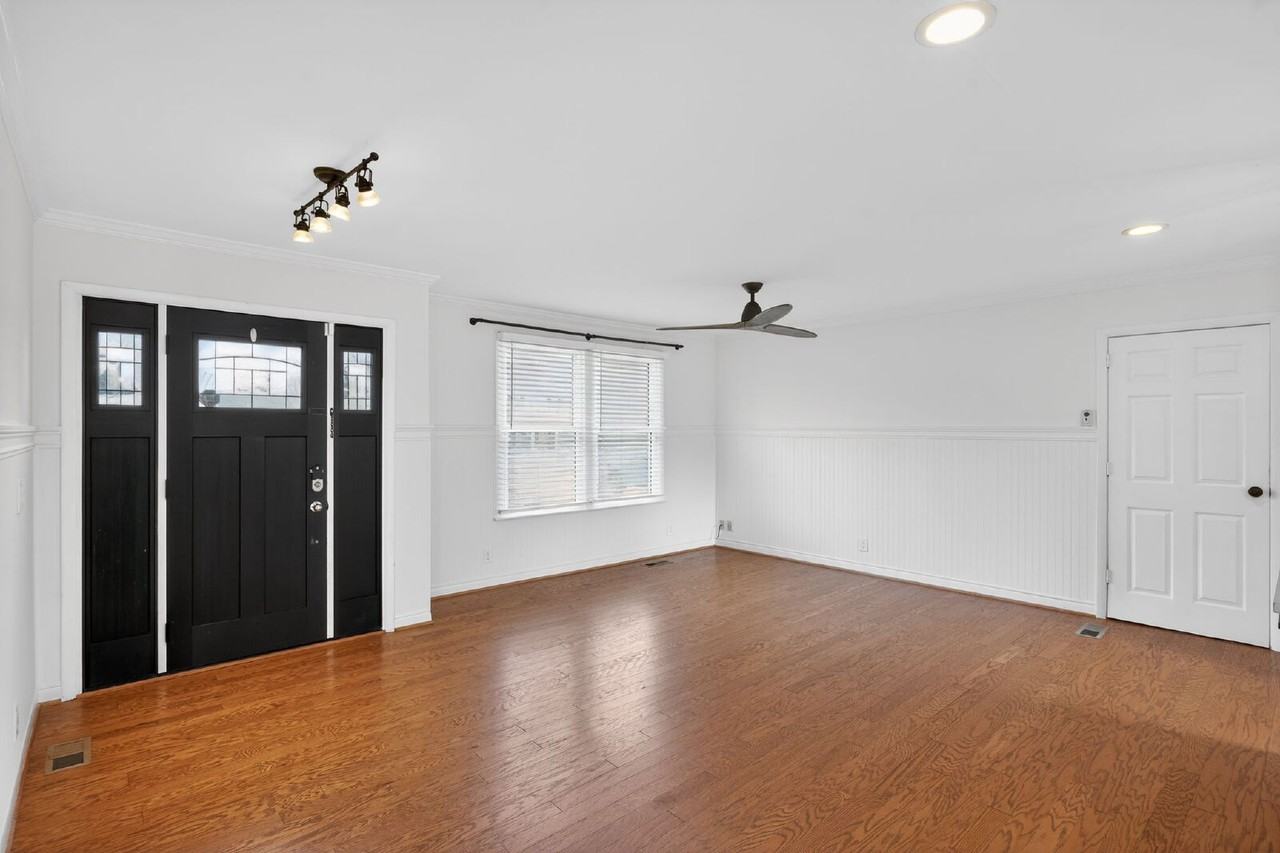 138 Carriage Dr - Photo 2 of 22