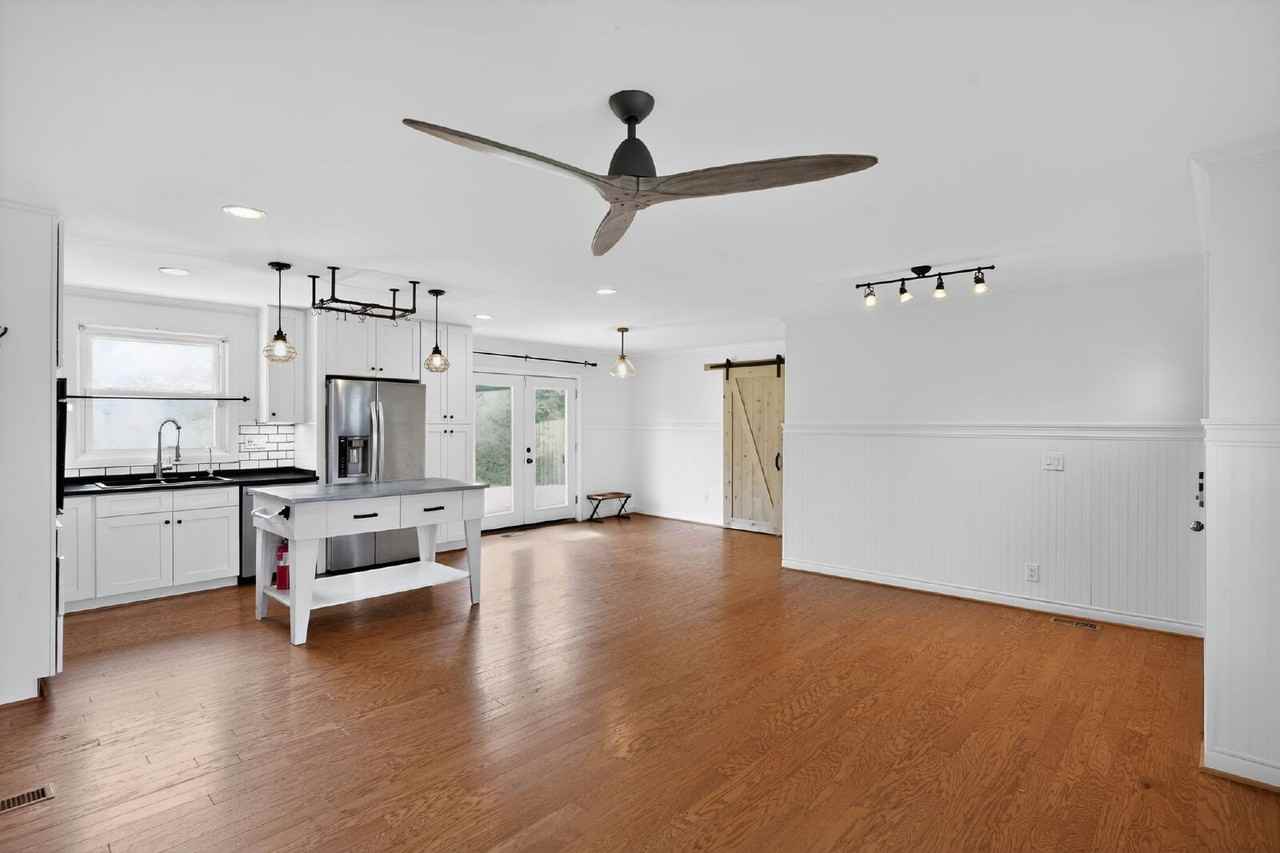 138 Carriage Dr - Photo 3 of 22