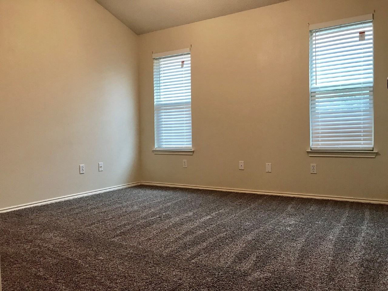 3211 110th St - Photo 6 of 9