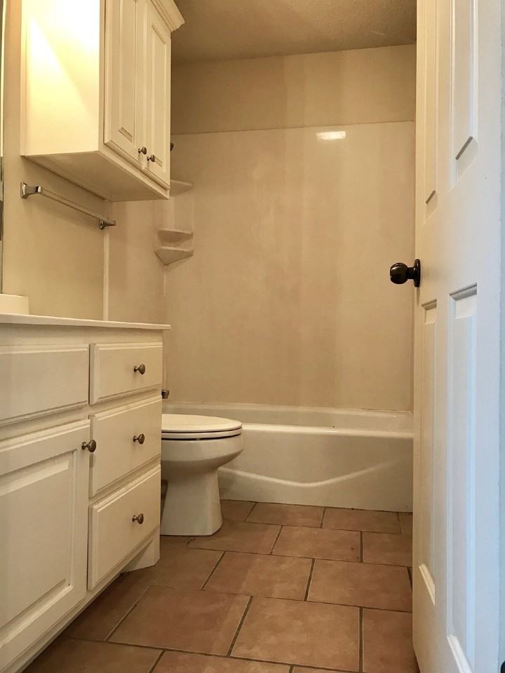 3211 110th St - Photo 7 of 9