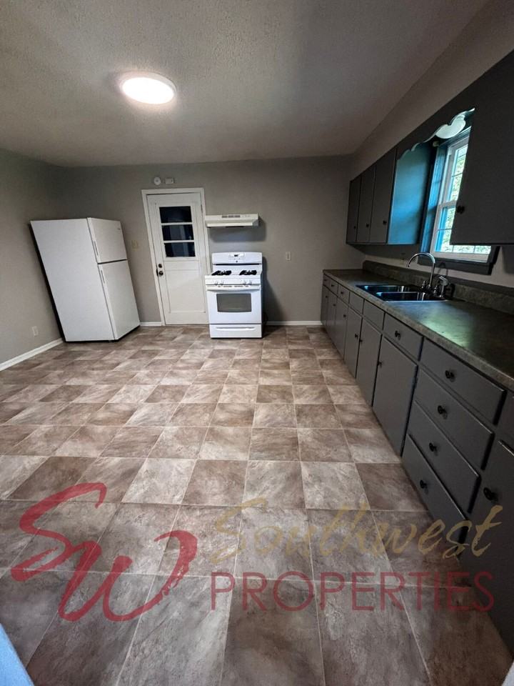 1201 W Long St - Photo 7 of 24