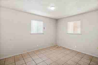 4908 Royal Dr - Photo 7 of 33