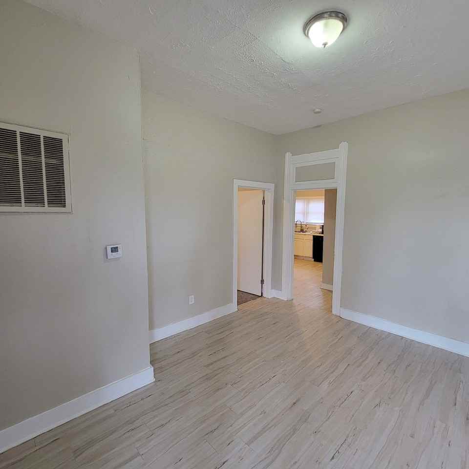 2209 N Arsenal Ave - Photo 3 of 10