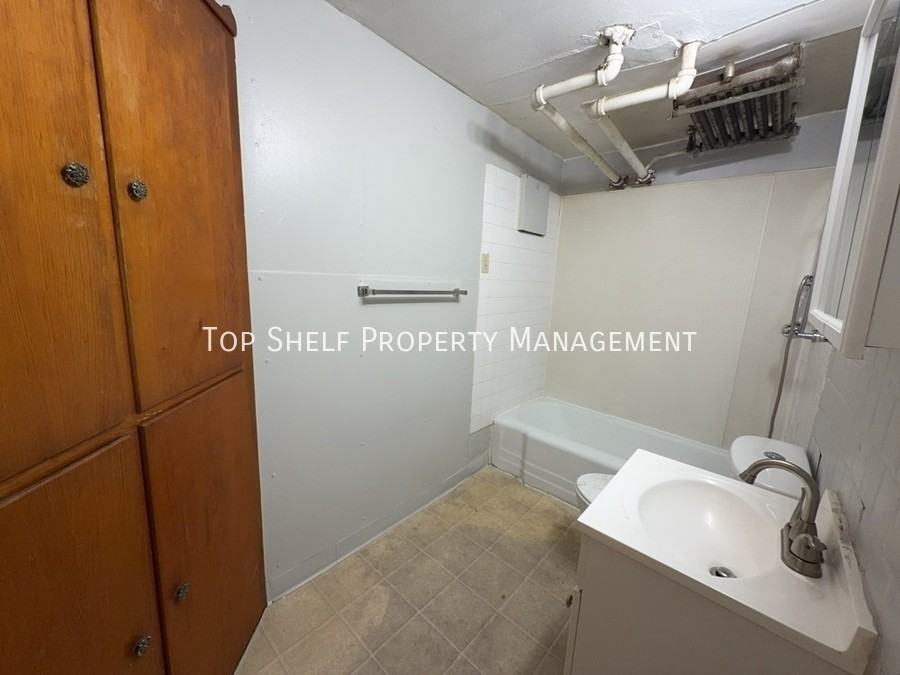 2419 Cottage Grove Ave #8 - Photo 5 of 6