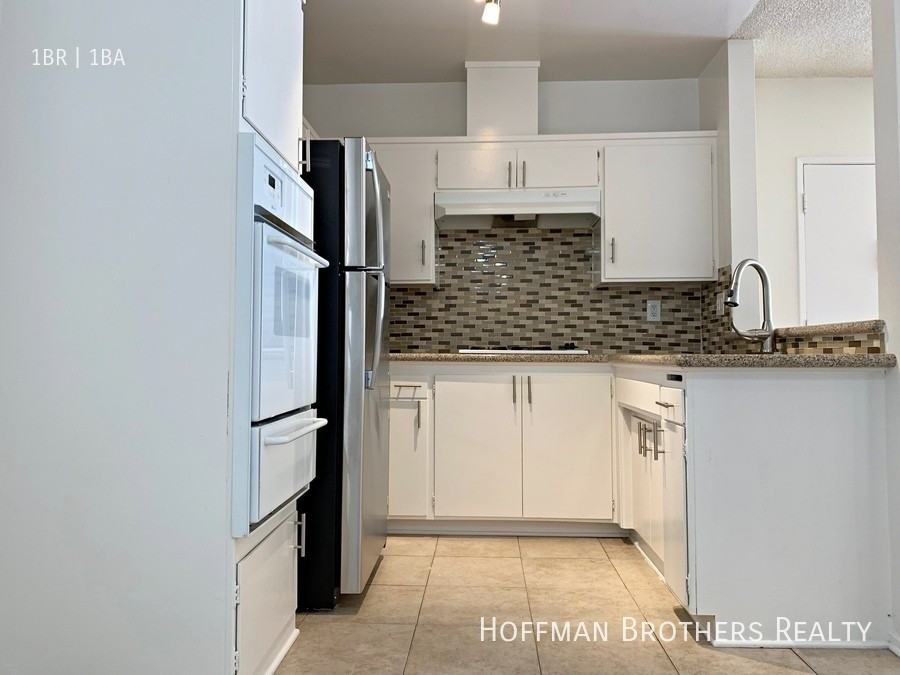 1521 E Windsor Rd #10 - Photo 3 of 13