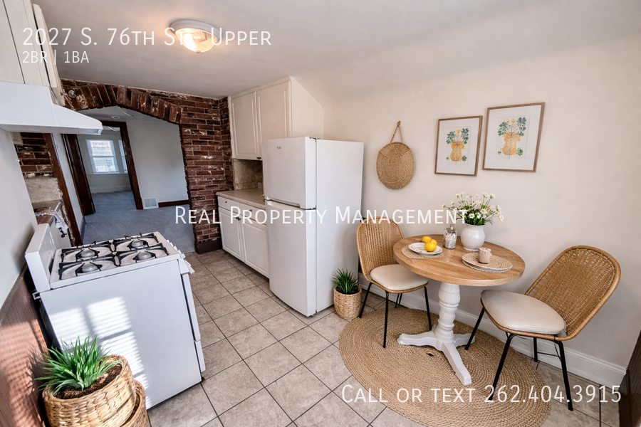 2027 S 76th St Uppr - Photo 3 of 12