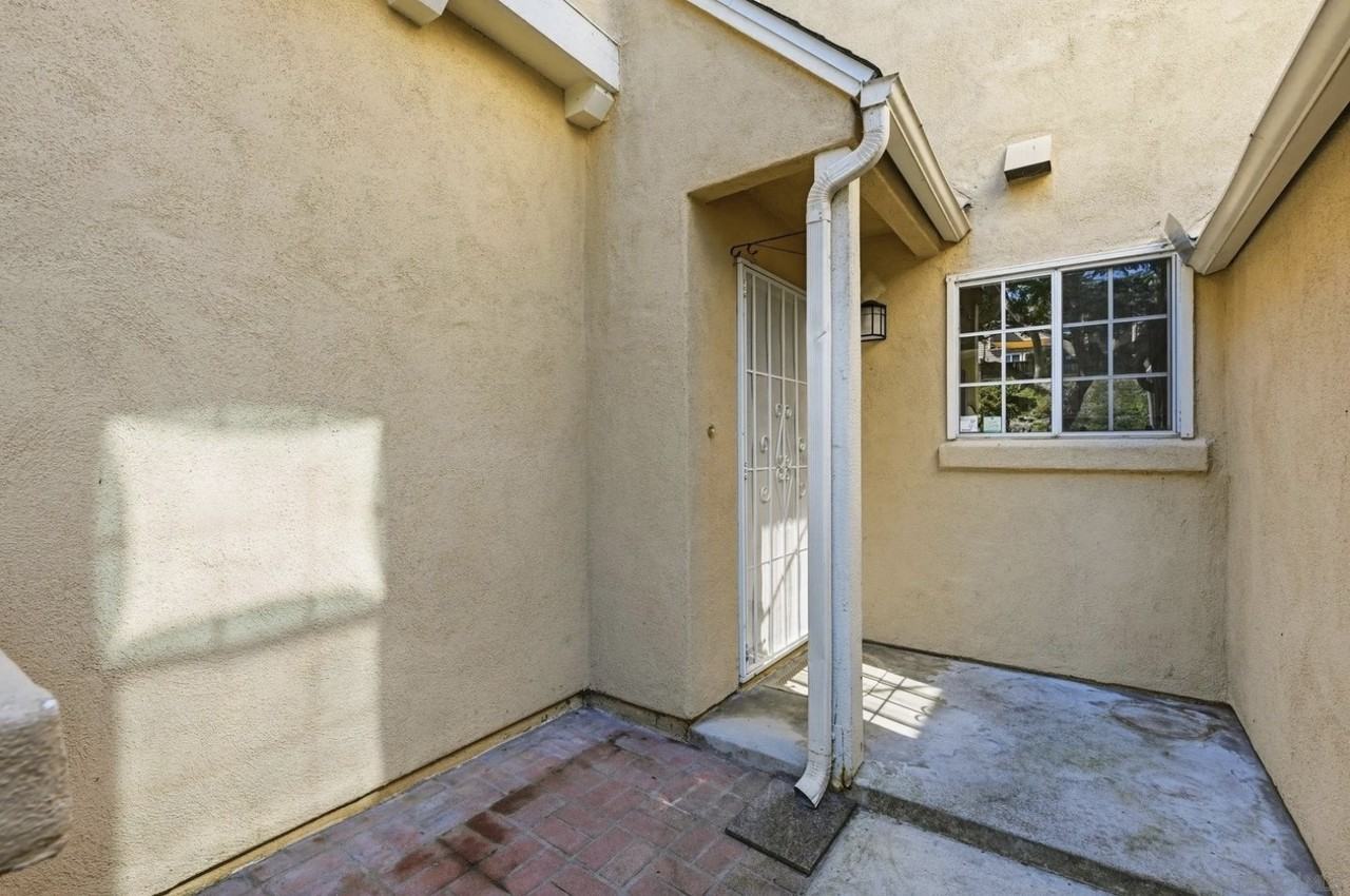 2591 Regent Rd - Photo 2 of 20