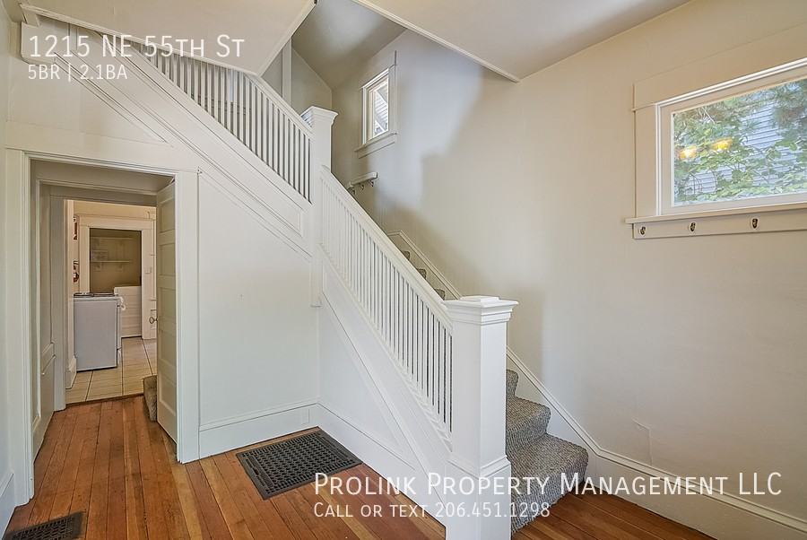 1215 Ne 55th St - Photo 3 of 15