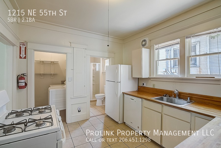 1215 Ne 55th St - Photo 7 of 15