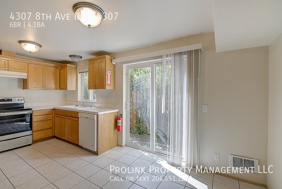 4307 8th Ave Ne #4307 - Photo 6 of 19