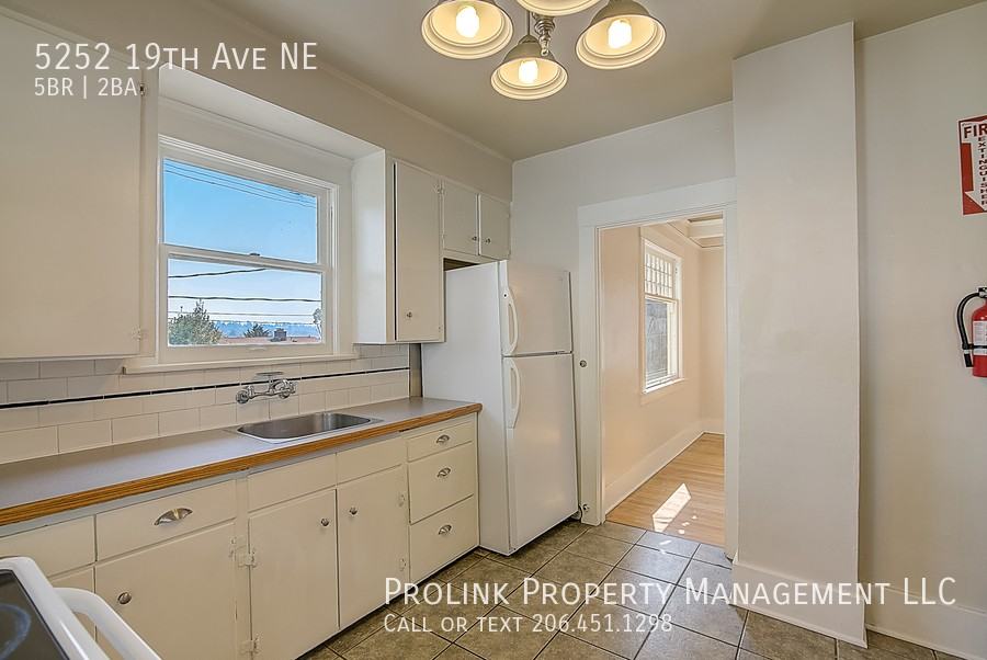 5252 19th Ave Ne - Photo 5 of 17