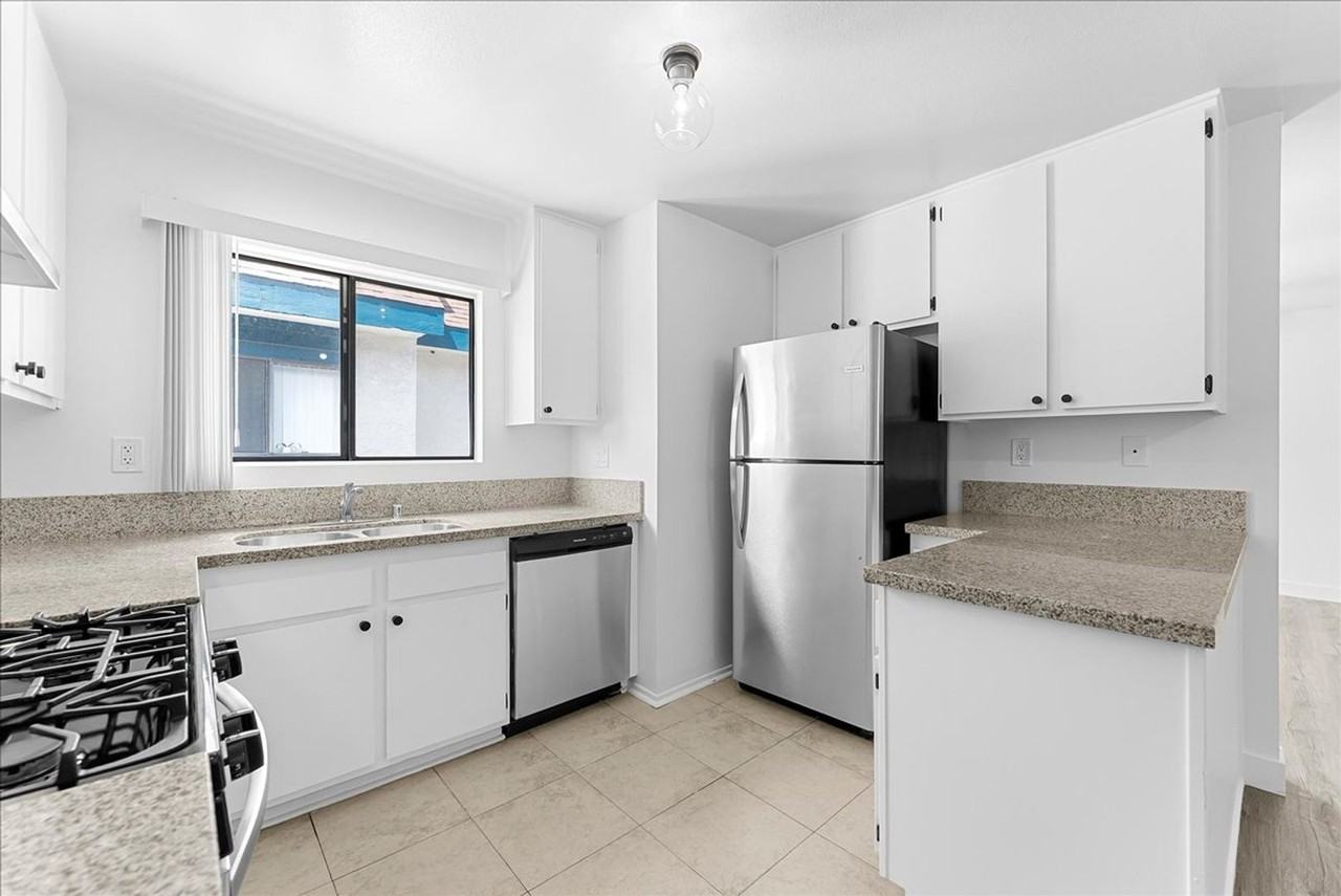 444 W Windsor Rd #10 - Photo 4 of 19