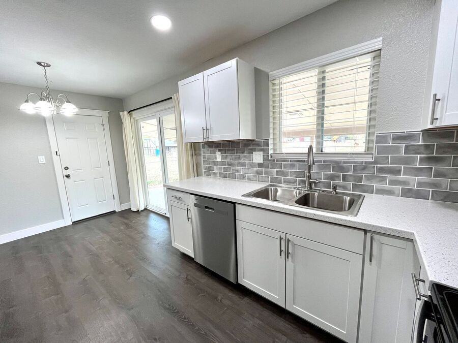 2123 Fernwood Dr - Photo 7 of 17