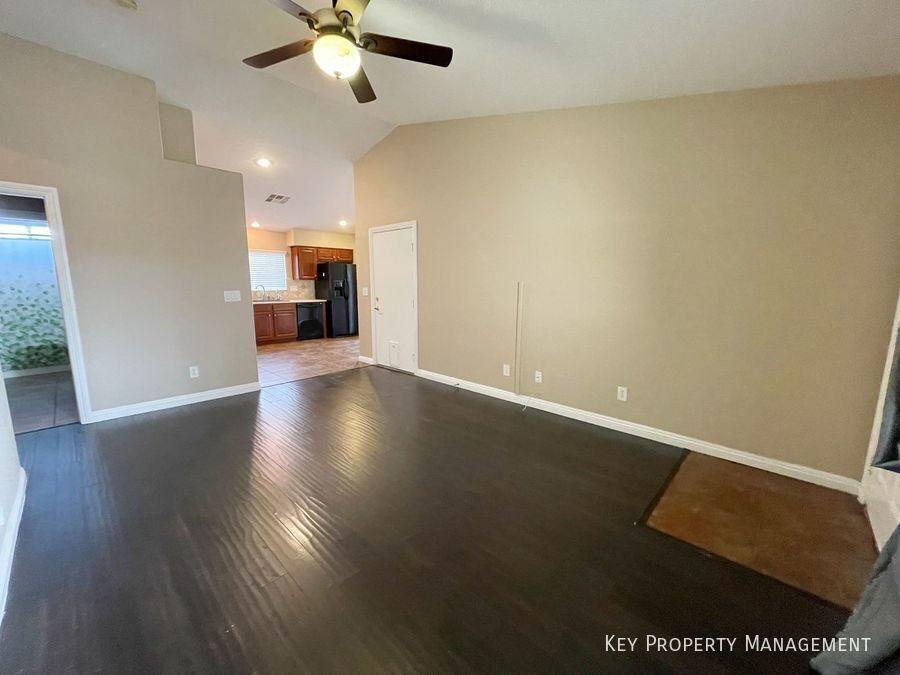 8520 Little Fox St - Photo 4 of 20