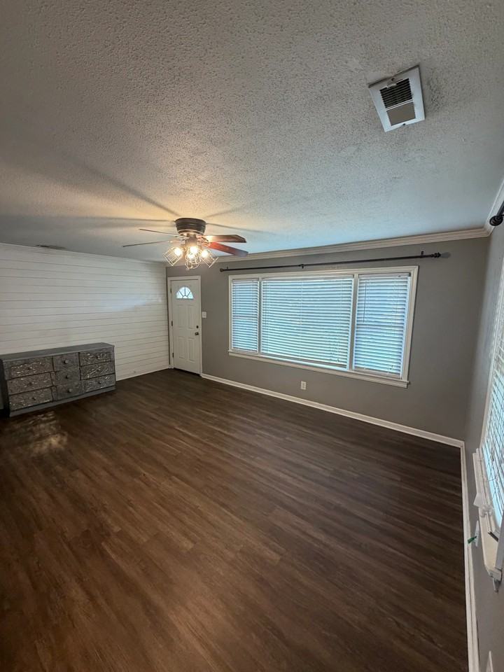 139 N Leland Dr - Photo 2 of 17