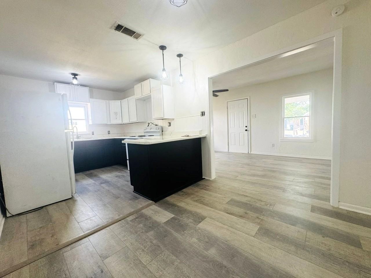 1824 Coleman St - Photo 4 of 13