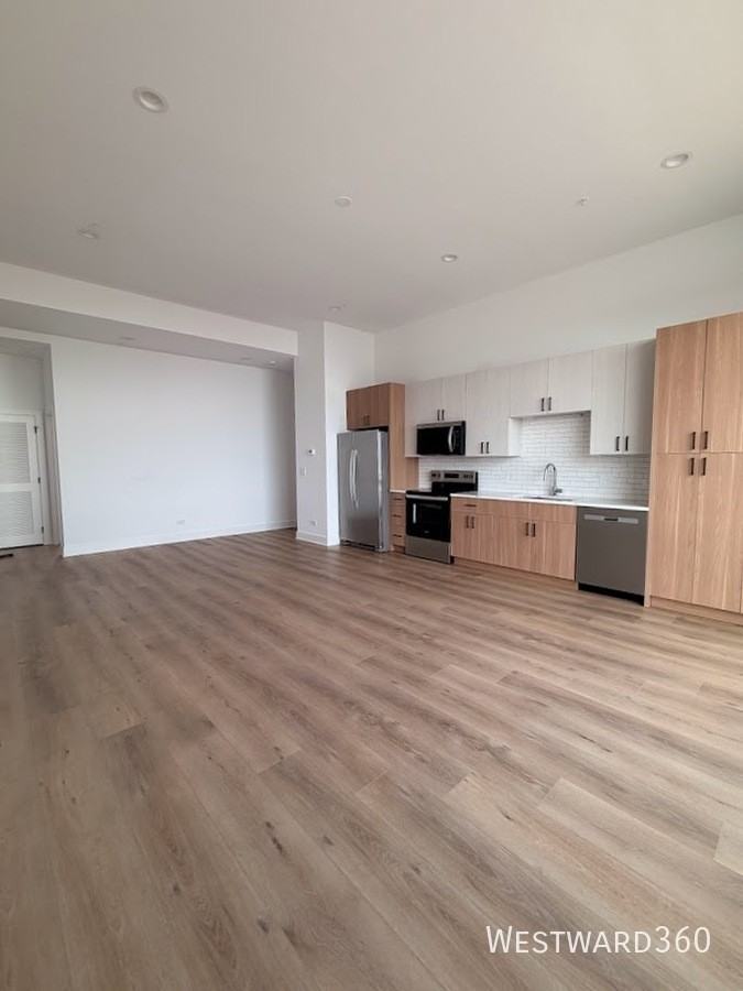 1320 S Ashland Ave #201 - Photo 3 of 12