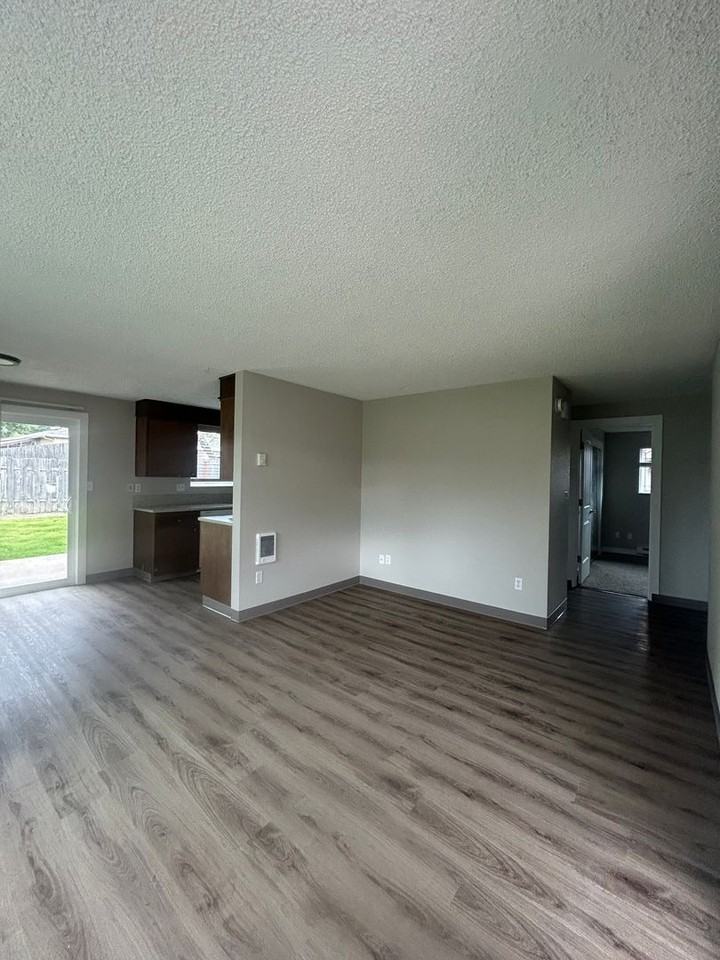 497 Nw Walnut Blvd - Photo 2 of 10