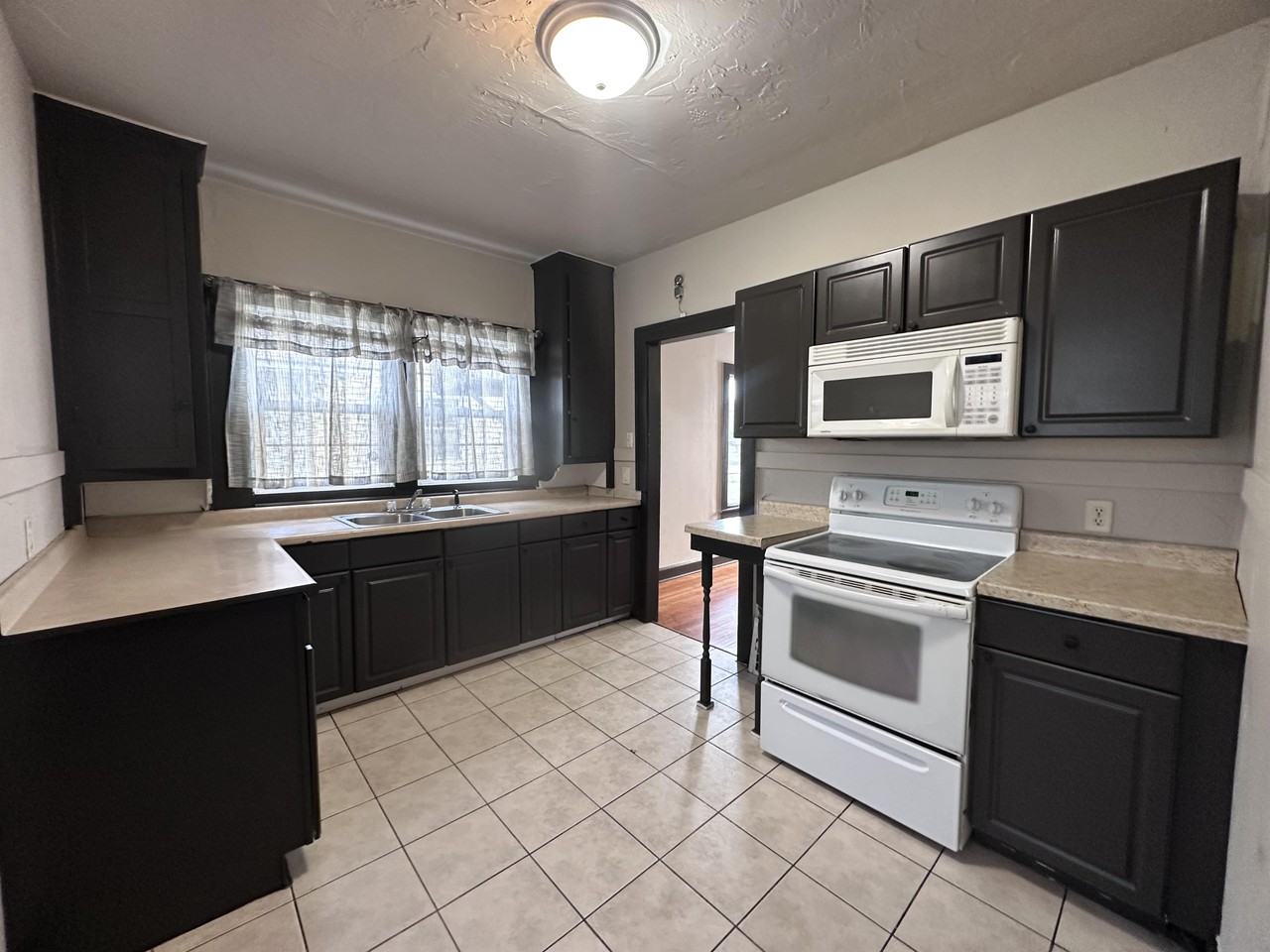 1310 Oak St - Photo 2 of 24