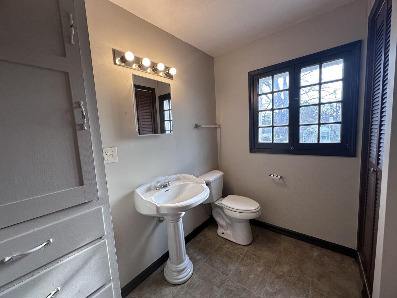 1310 Oak St - Photo 6 of 24