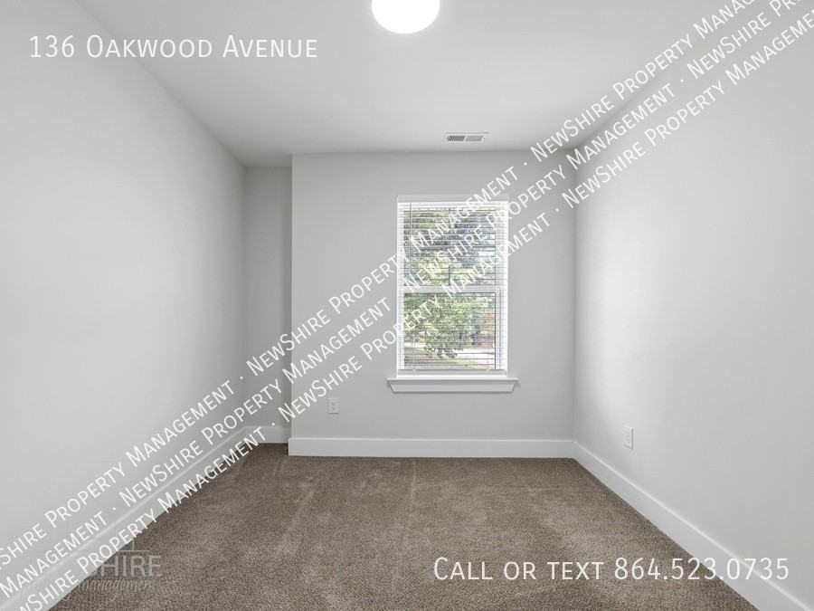 136 Oakwood Ave - Photo 5 of 50