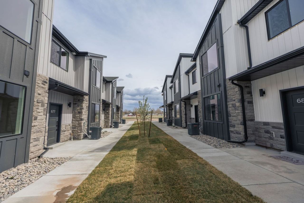 695 Curlew Dr - Photo 3 of 47