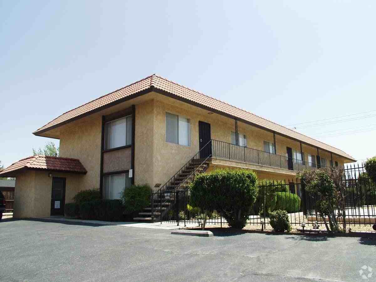 19227 California 18, Unit 5 - Photo 2 of 12