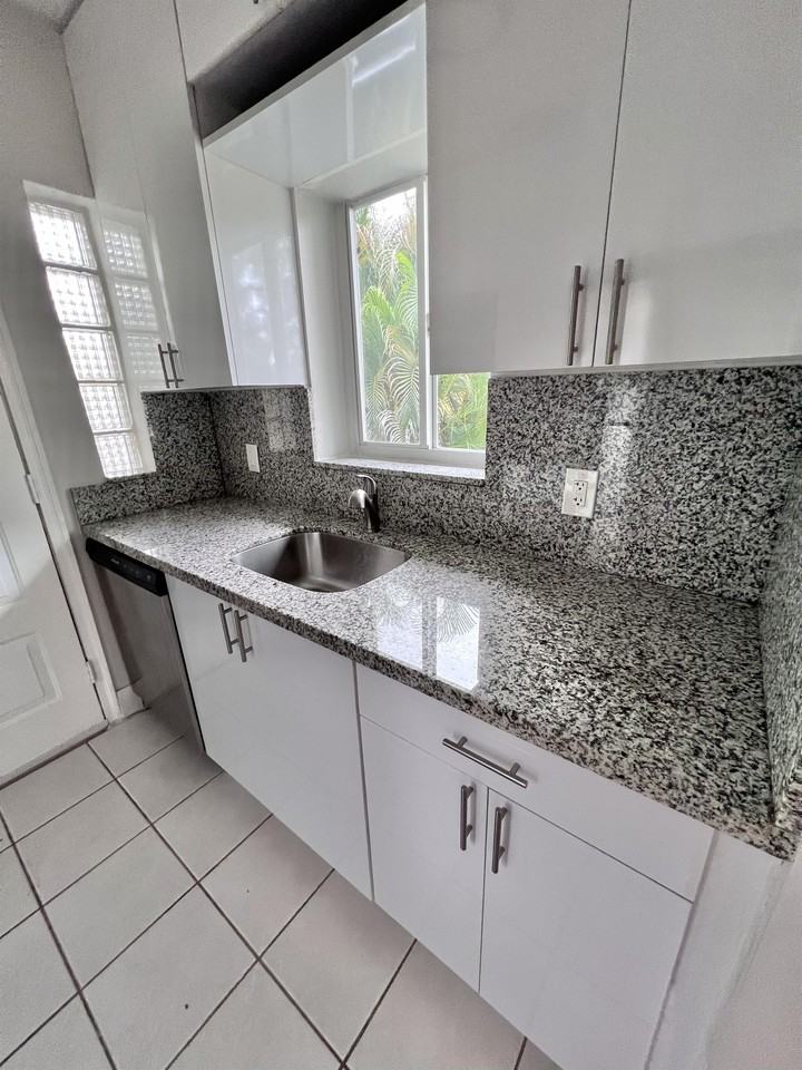 701 Northeast 16th Avenue - Photo 3 of 41