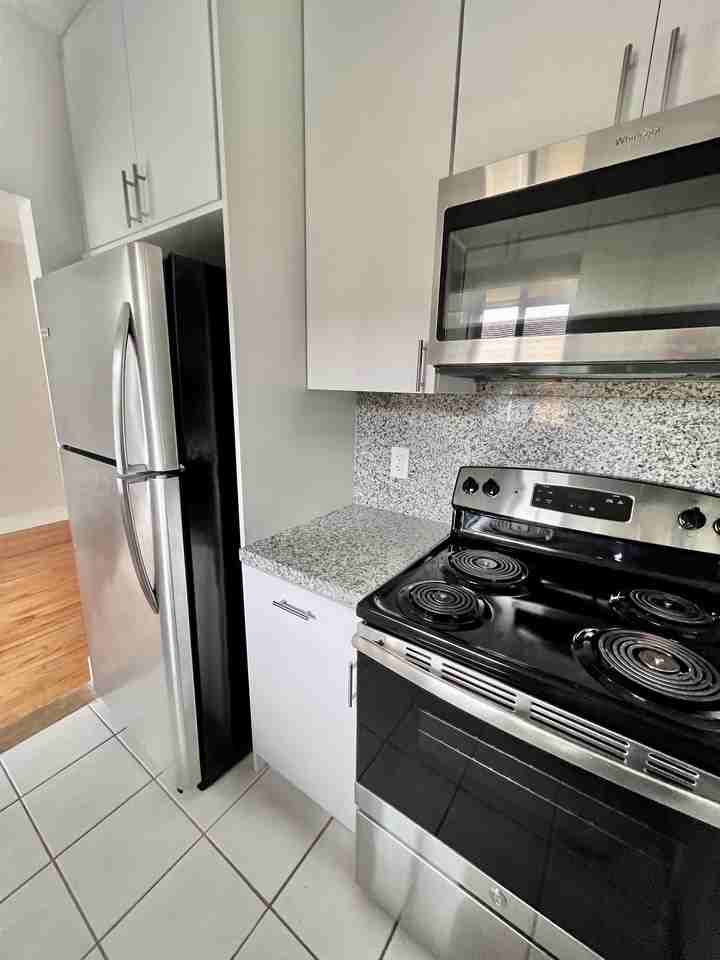 701 Northeast 16th Avenue - Photo 4 of 41