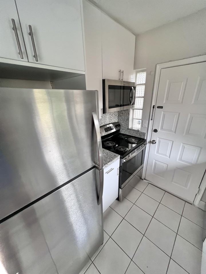 701 Northeast 16th Avenue - Photo 5 of 41