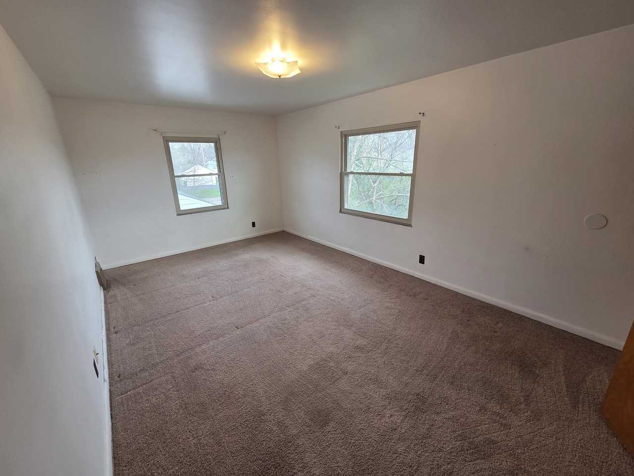 Harding Rd Apt - Photo 2 of 5