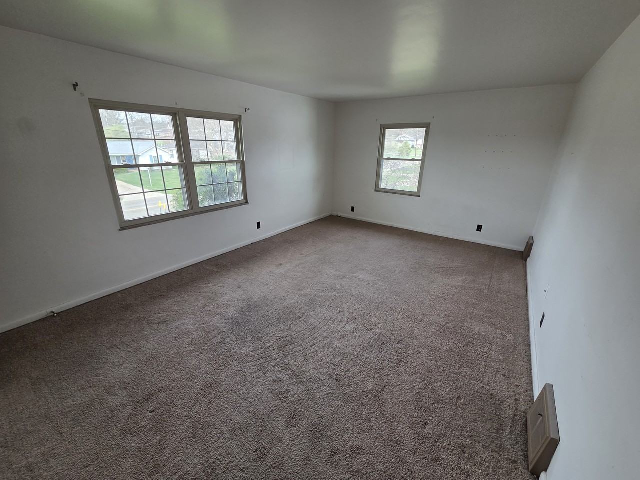 Harding Rd Apt - Photo 3 of 5