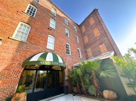 featured image of 921 Dauphin St