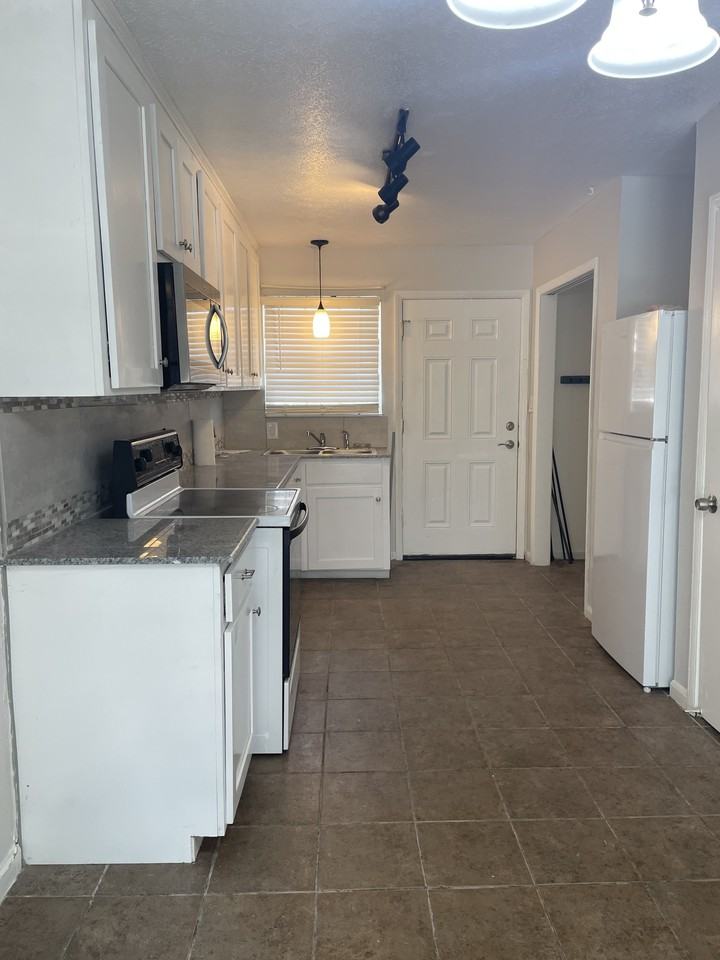 107 Lakeside Cir #B - Photo 2 of 6