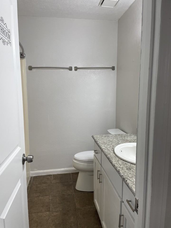 107 Lakeside Cir #B - Photo 3 of 6