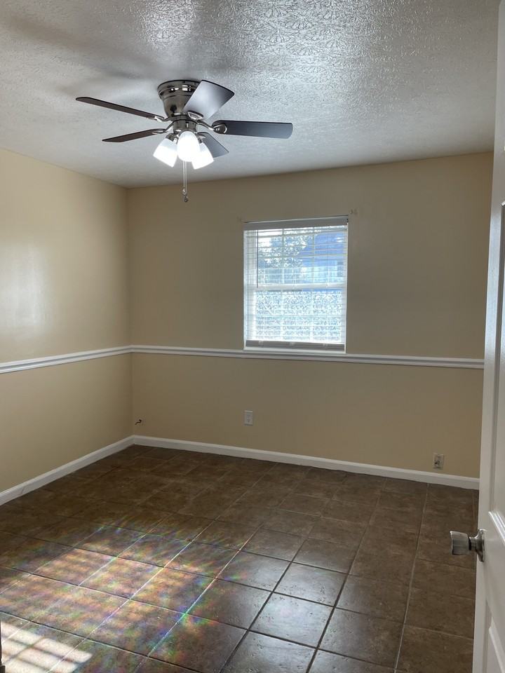 107 Lakeside Cir #B - Photo 4 of 6