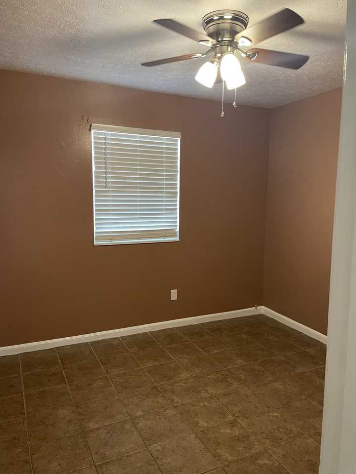 107 Lakeside Cir #B - Photo 5 of 6