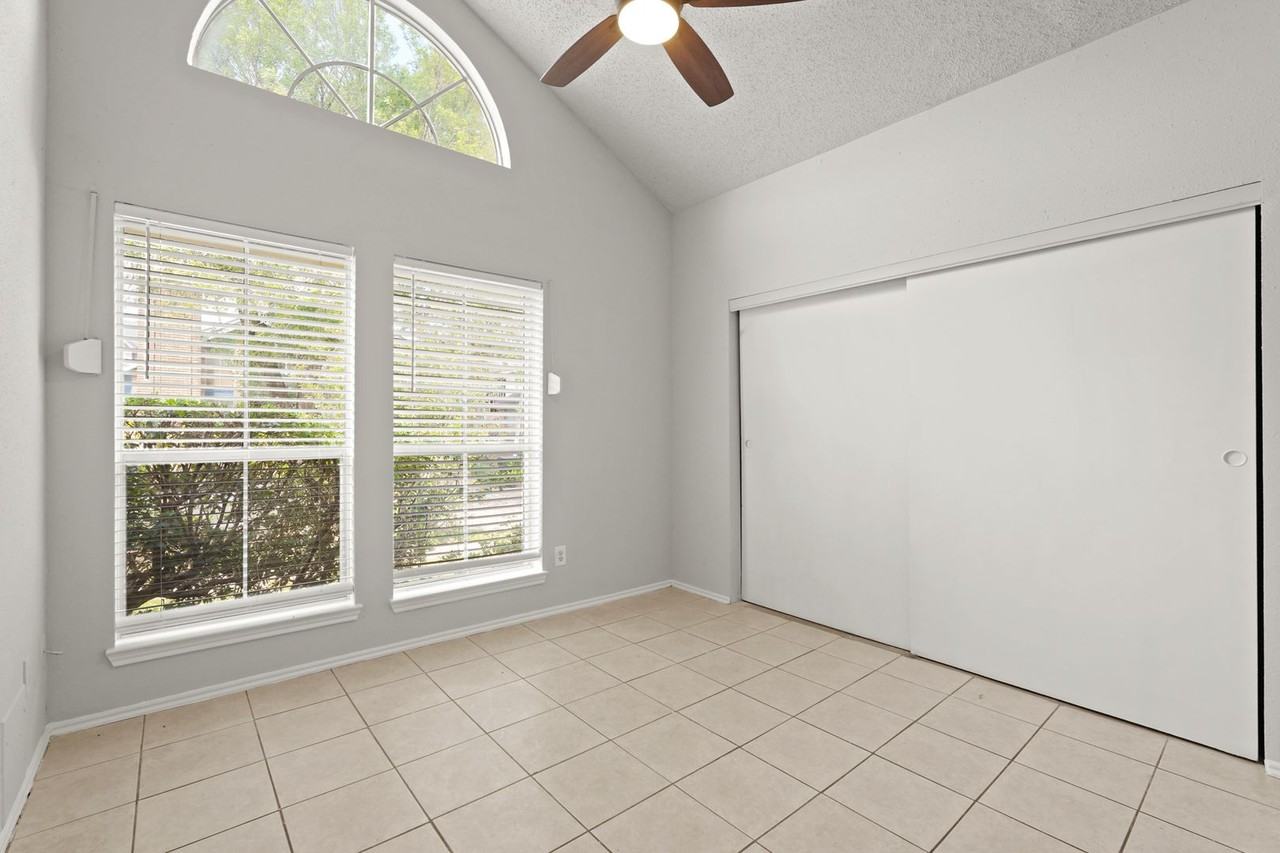 6319 Southwood Ct N - Photo 3 of 14