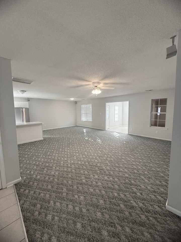 1132 Lancelot Ln - Photo 5 of 34