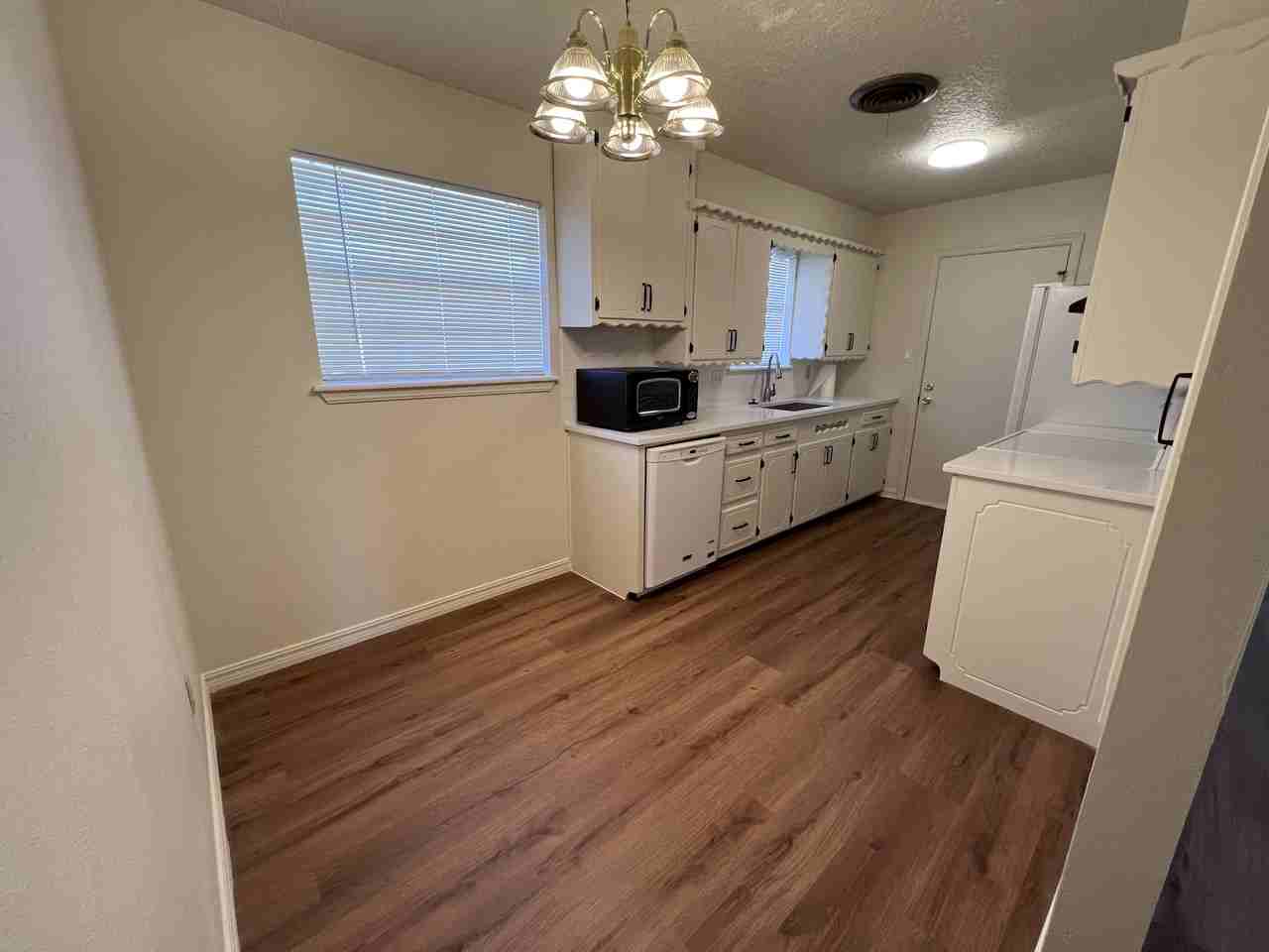 820 Richmond Dr #1 - Photo 5 of 18