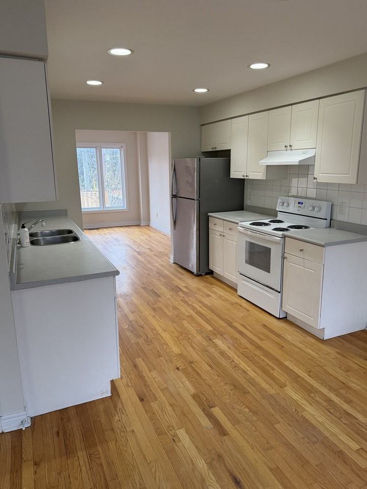 1107 Lakeshore Rd E - Photo 2 of 6