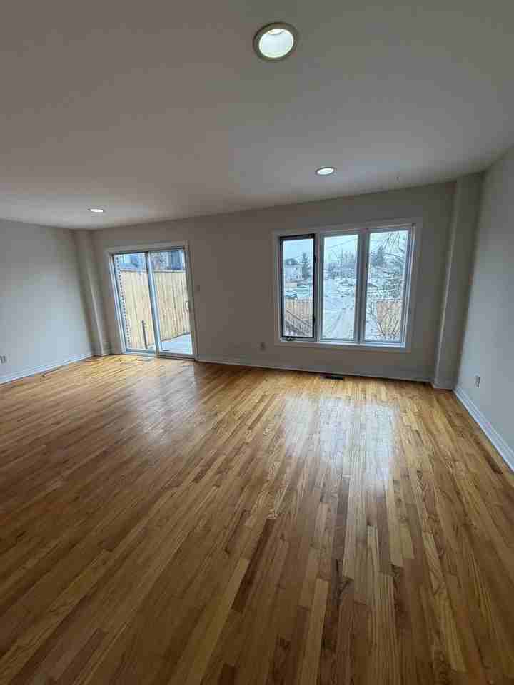 1107 Lakeshore Rd E - Photo 3 of 6