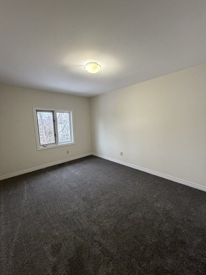 1107 Lakeshore Rd E - Photo 5 of 6