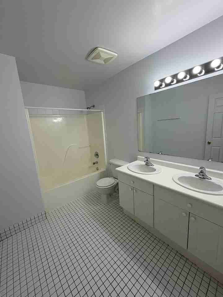 1107 Lakeshore Rd E - Photo 6 of 6