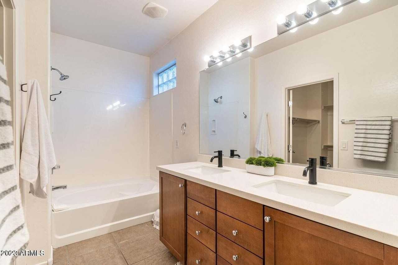 12865 N 151st Dr - Photo 7 of 40