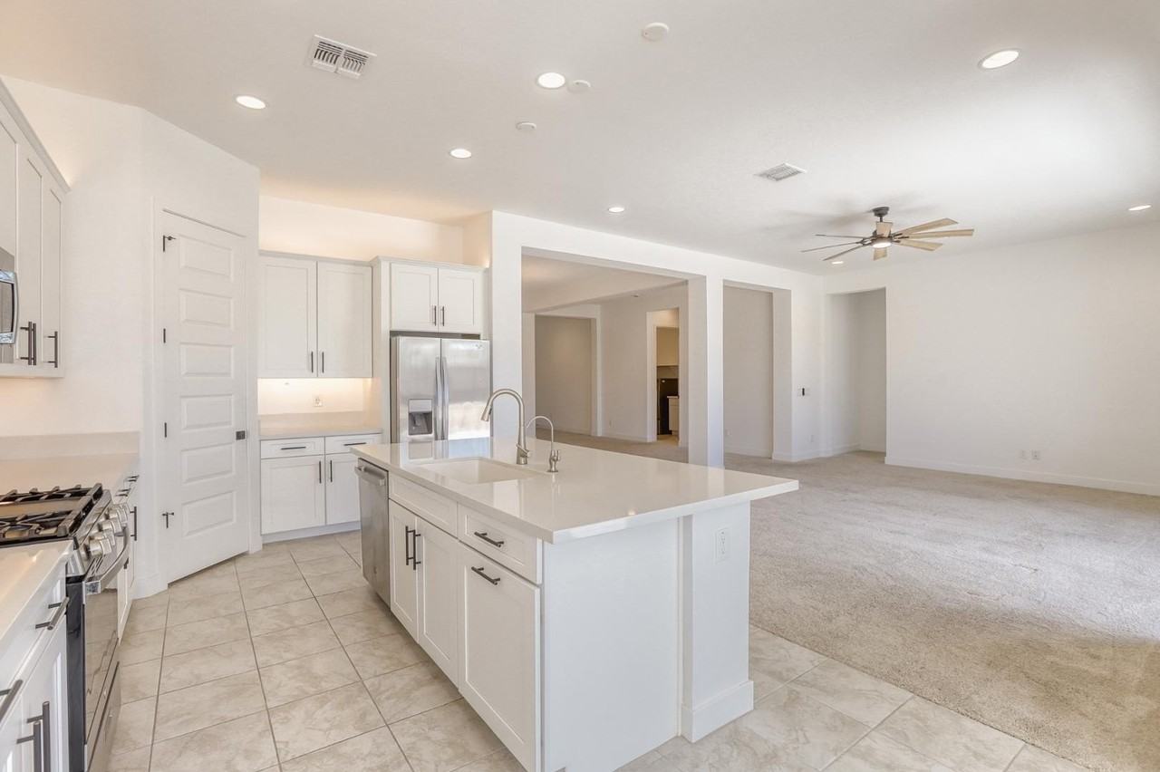 8723 W Vista Ave - Photo 6 of 50