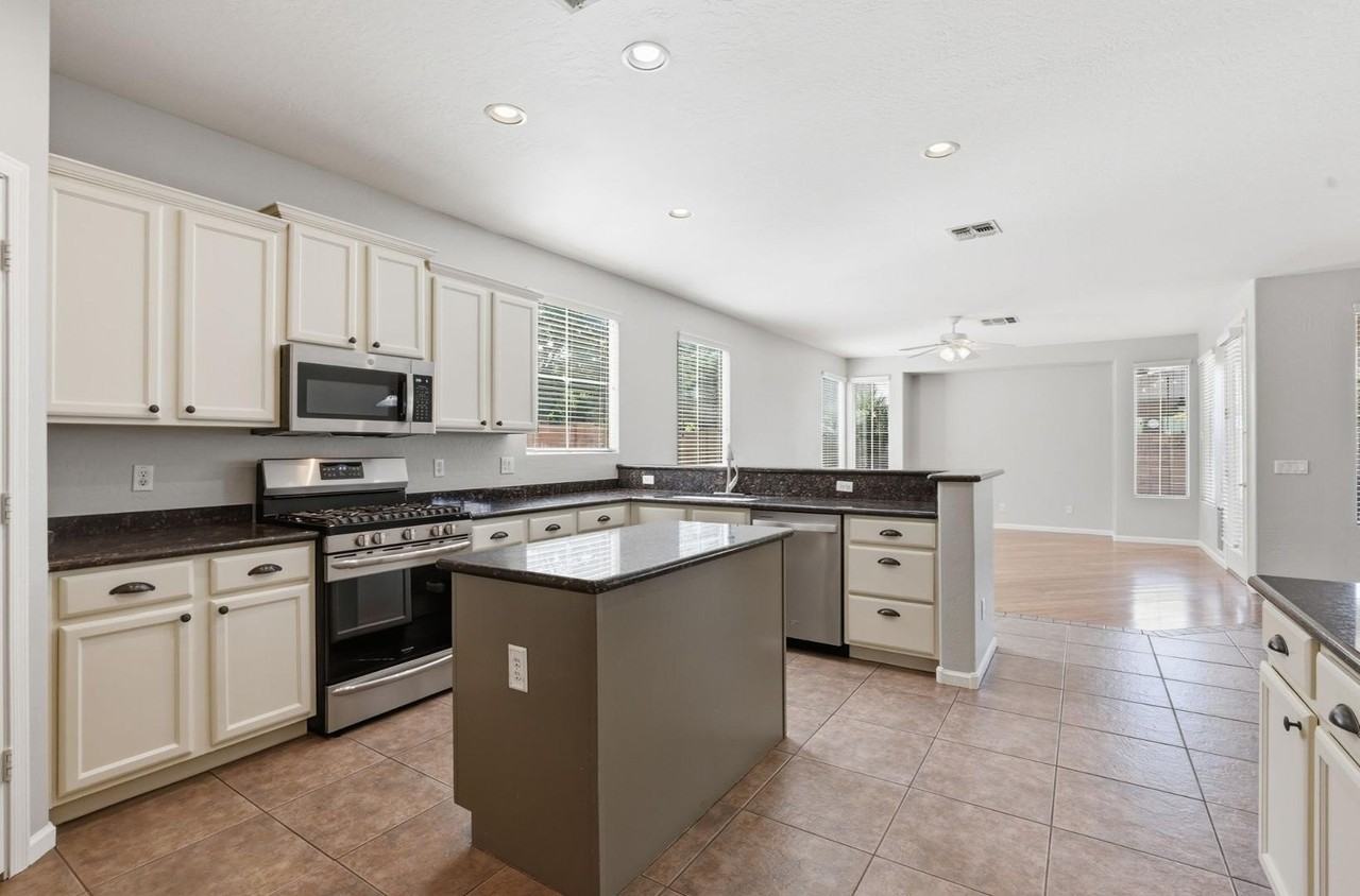 3565 E Vaughn Ct - Photo 6 of 49